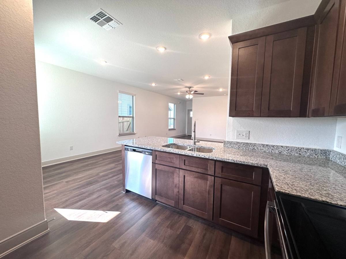 7536 Magnolia Village #101, San Antonio, TX 78252 - Townhouse for Rent - Image 7