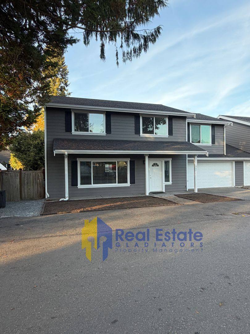 Townhouse for rent at 647 Pike St, Monroe, WA 98272