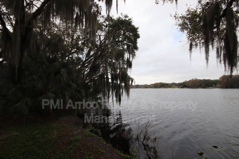 7430 E Bank Dr, Tampa, FL 33617 - Townhouse for Rent - Image 3