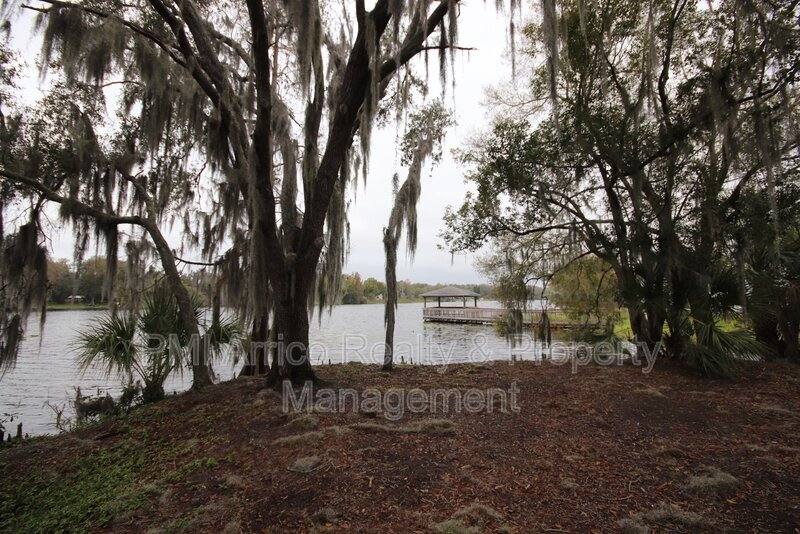 7430 E Bank Dr, Tampa, FL 33617 - Townhouse for Rent - Image 2