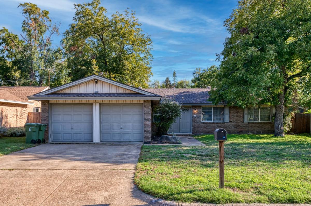 House for rent at 3205 Lynnwood Dr, Arlington, TX 76013