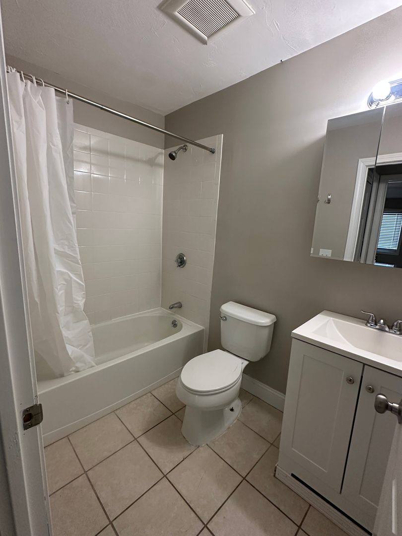283-435 Oaklawn Ave, Cranston, RI 02920 - Apartment for Rent - Image 2