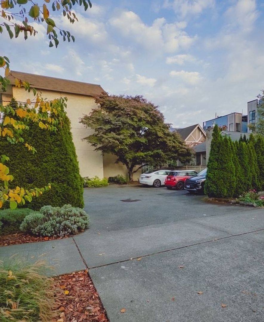 Condo for rent at 1522 18th Ave #401, Seattle, WA 98122
