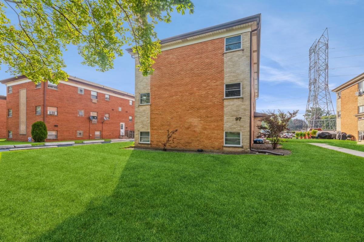 Apartment for rent at 97 E Blecke Ave, Addison, IL 60101