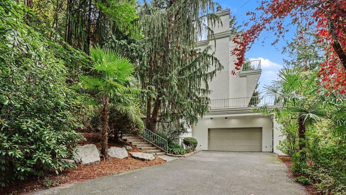 House for rent at 1121 W Lake Sammamish Parkway SE, Bellevue, WA 98008