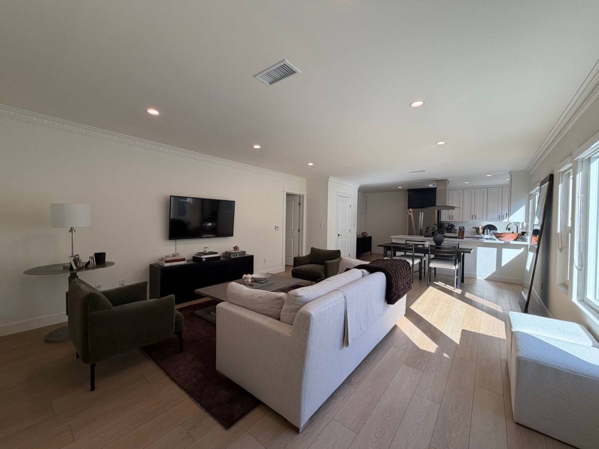 527 S Barrington Ave, Los Angeles, CA 90049 - Apartment for Rent - Image 2