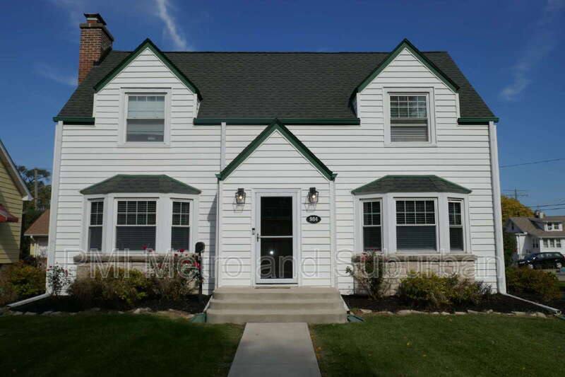House for rent at 984 Woodlawn Ave, Des Plaines, IL 60016