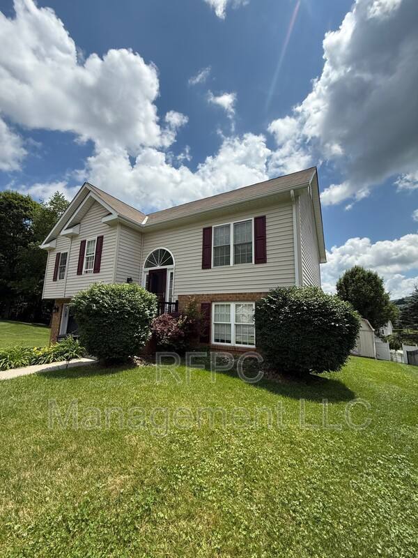 House for rent at 476 Brandon Dr, Bluefield, VA 24605