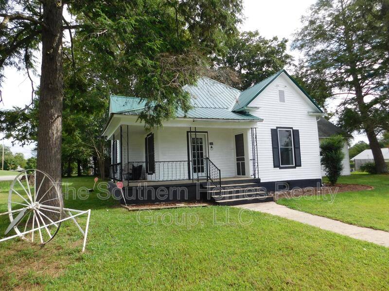 House for rent at 530 6th St, Etowah, TN 37331