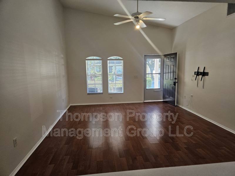 8512 N Hyaleah Rd, Tampa, FL 33617 - Townhouse for Rent - Image 3