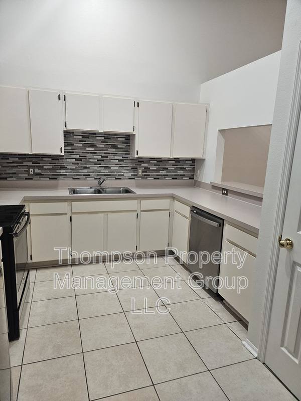 8512 N Hyaleah Rd, Tampa, FL 33617 - Townhouse for Rent - Image 5