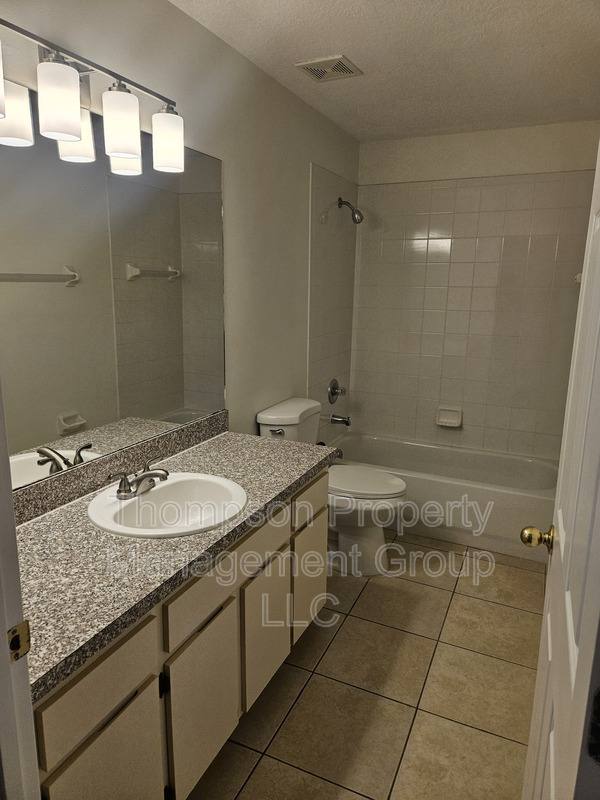 8512 N Hyaleah Rd, Tampa, FL 33617 - Townhouse for Rent - Image 10
