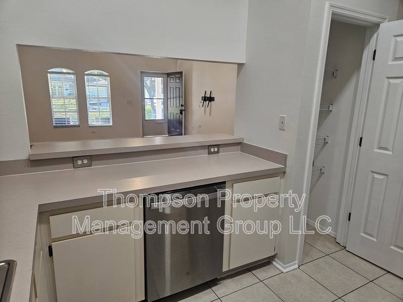 8512 N Hyaleah Rd, Tampa, FL 33617 - Townhouse for Rent - Image 6