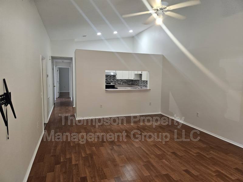 8512 N Hyaleah Rd, Tampa, FL 33617 - Townhouse for Rent - Image 4