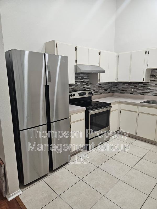 8512 N Hyaleah Rd, Tampa, FL 33617 - Townhouse for Rent - Image 7