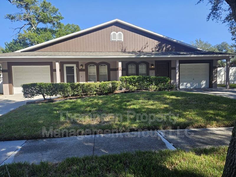 8512 N Hyaleah Rd, Tampa, FL 33617 - Townhouse for Rent - Image 2