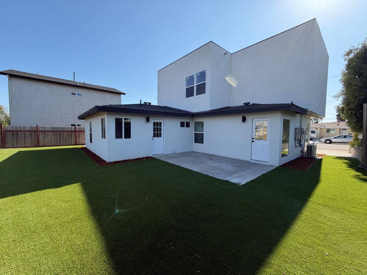 Townhouse for rent at 5165 Ewing St, San Diego, CA 92115