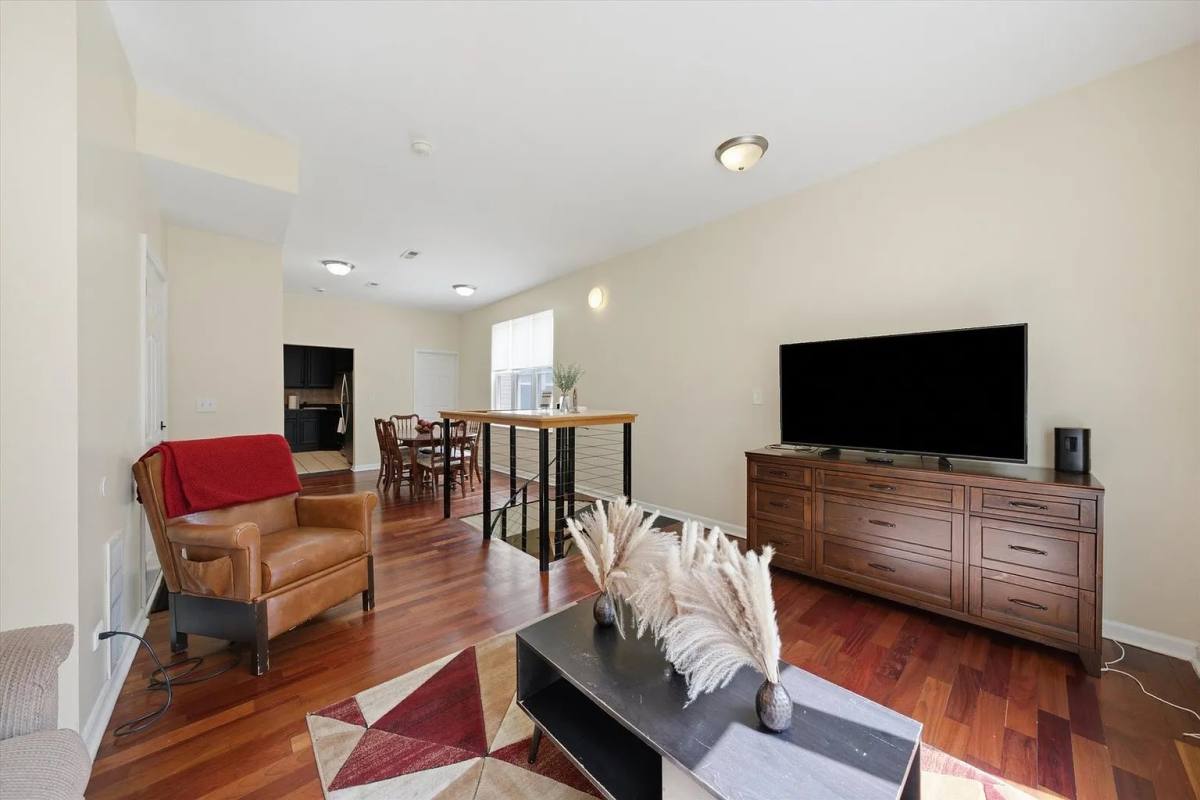6735 S Eberhart Ave #1, Chicago, IL 60637 - Apartment for Rent - Image 6