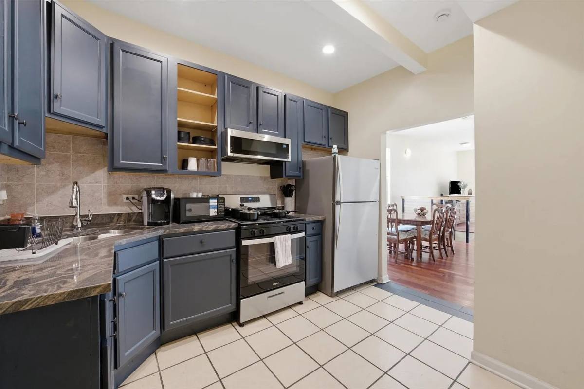 6735 S Eberhart Ave #1, Chicago, IL 60637 - Apartment for Rent - Image 1