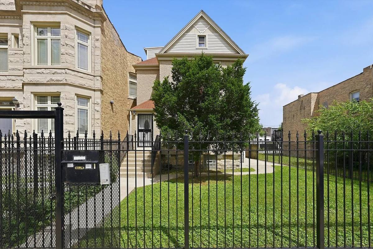 6735 S Eberhart Ave #1, Chicago, IL 60637 - Apartment for Rent - Image 2