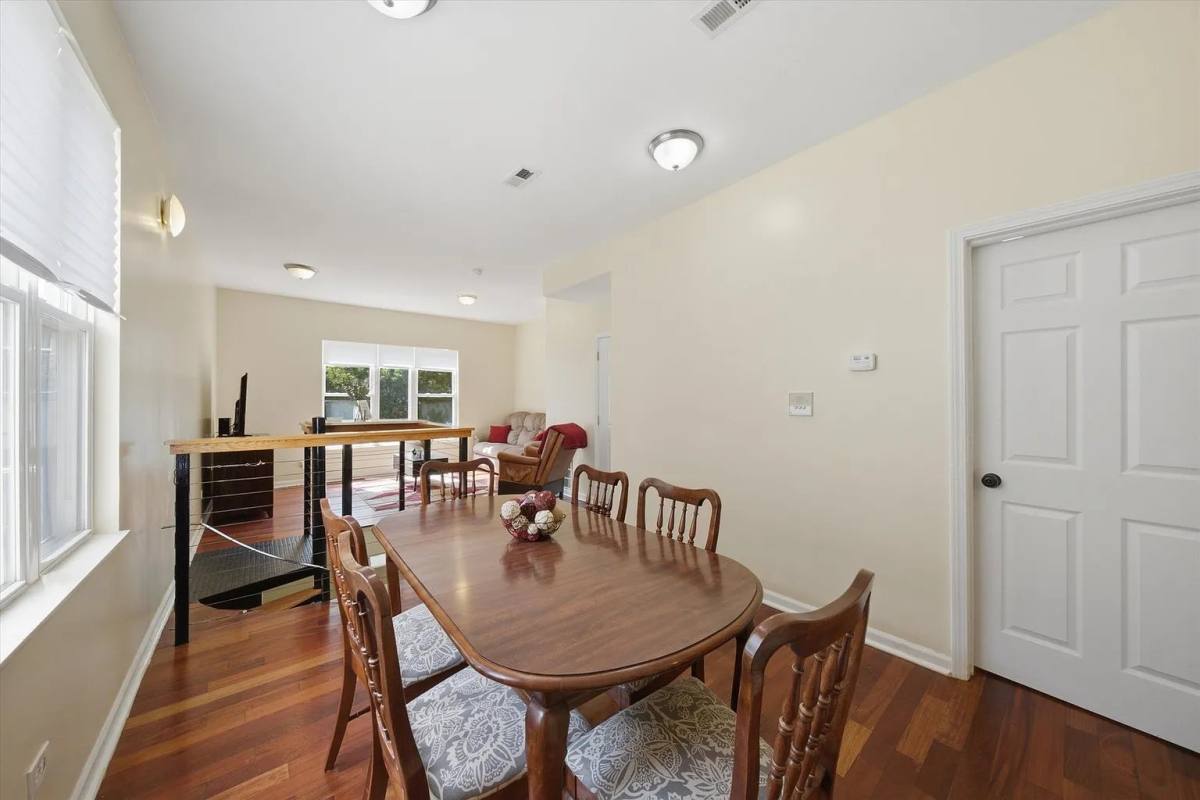 6735 S Eberhart Ave #1, Chicago, IL 60637 - Apartment for Rent - Image 5
