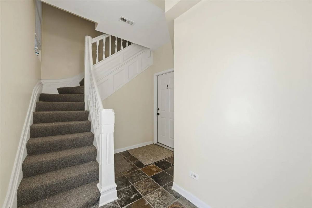 6735 S Eberhart Ave #1, Chicago, IL 60637 - Apartment for Rent - Image 4