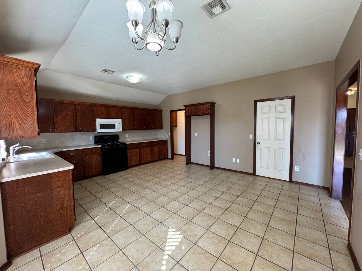 624 NW 20th, Moore, OK 73160 - House for Rent - Image 7