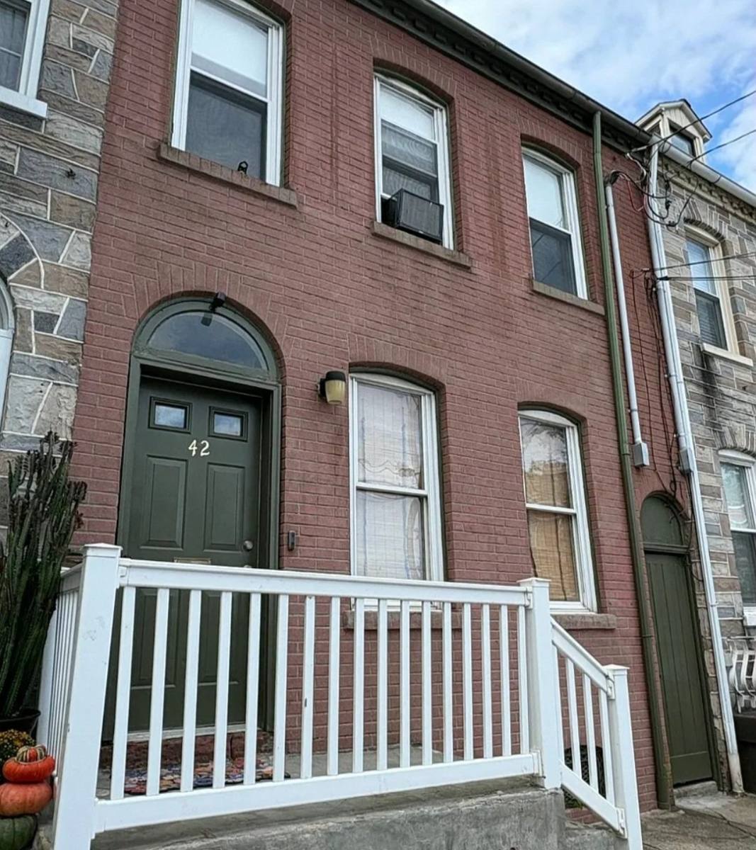 Townhouse for rent at 42 W Strawberry St, Lancaster, PA 17603