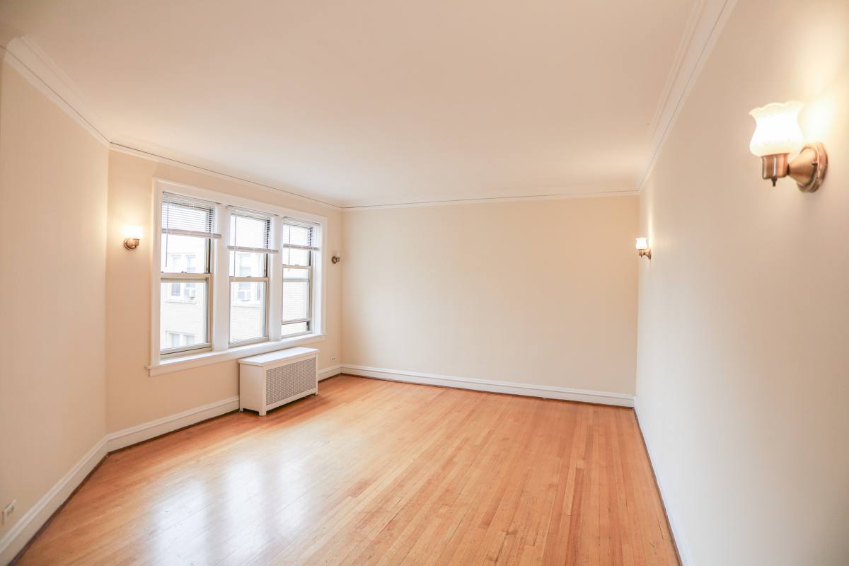 Apartment for rent at 7443 N Claremont #2B, Chicago, IL 60645