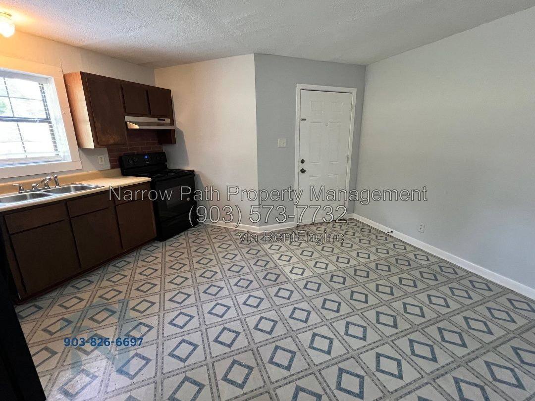 301 Pine Wilderness Dr #B2, Queen City, TX 75572 - Apartment for Rent - Image 2