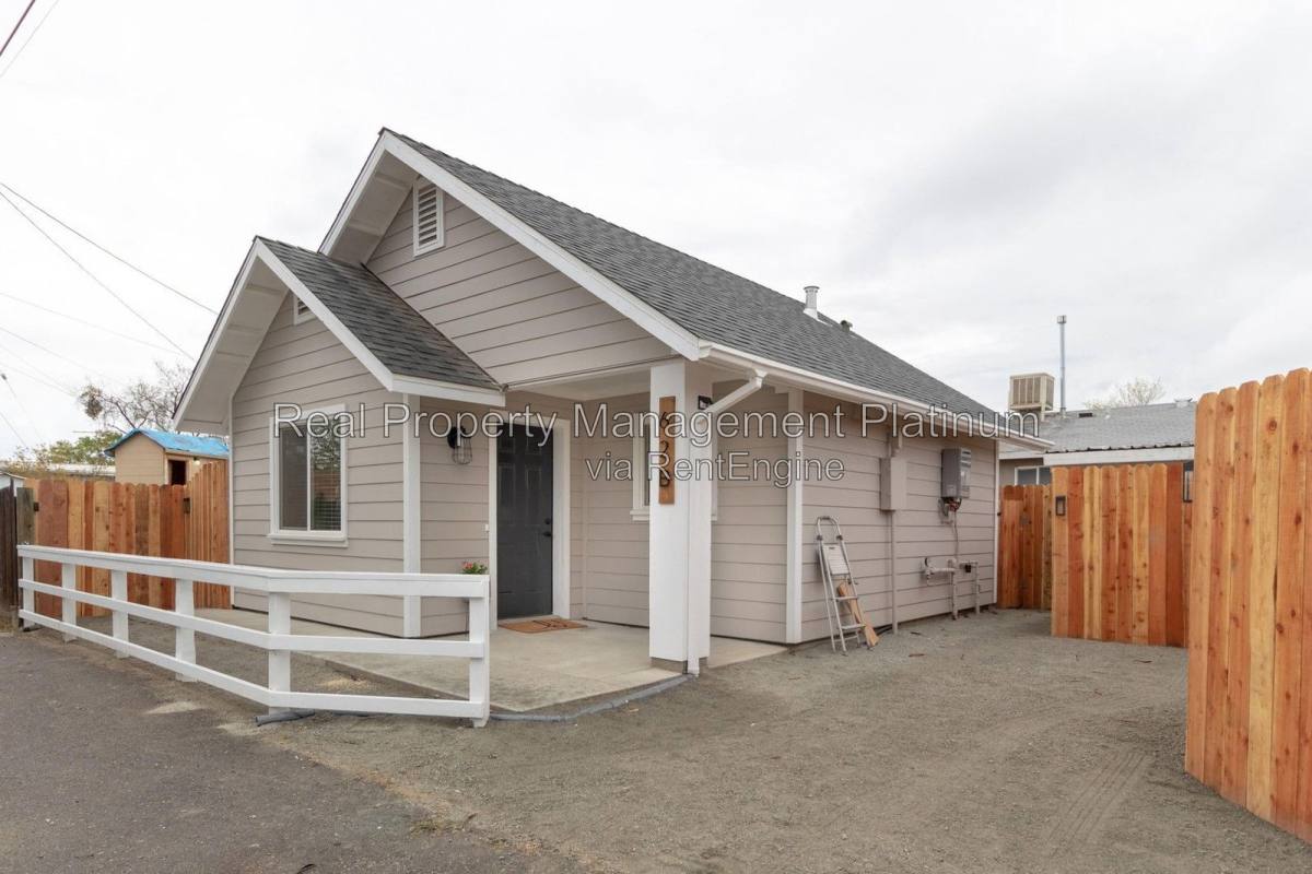 62 Woodworth Ave #B, Clovis, CA 93612 - Apartment for Rent - Image 2