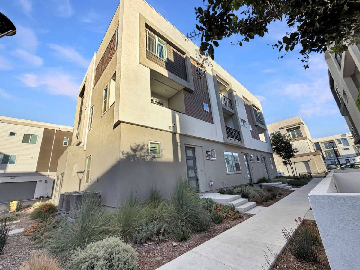 Townhouse for rent at 26844 Snowmass Loop, Stevenson Ranch, CA 91381
