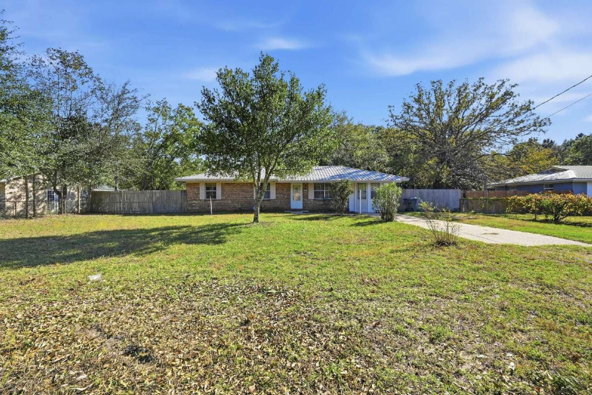 House for rent at 132 Sidney Ave, Defuniak Springs, FL 32433