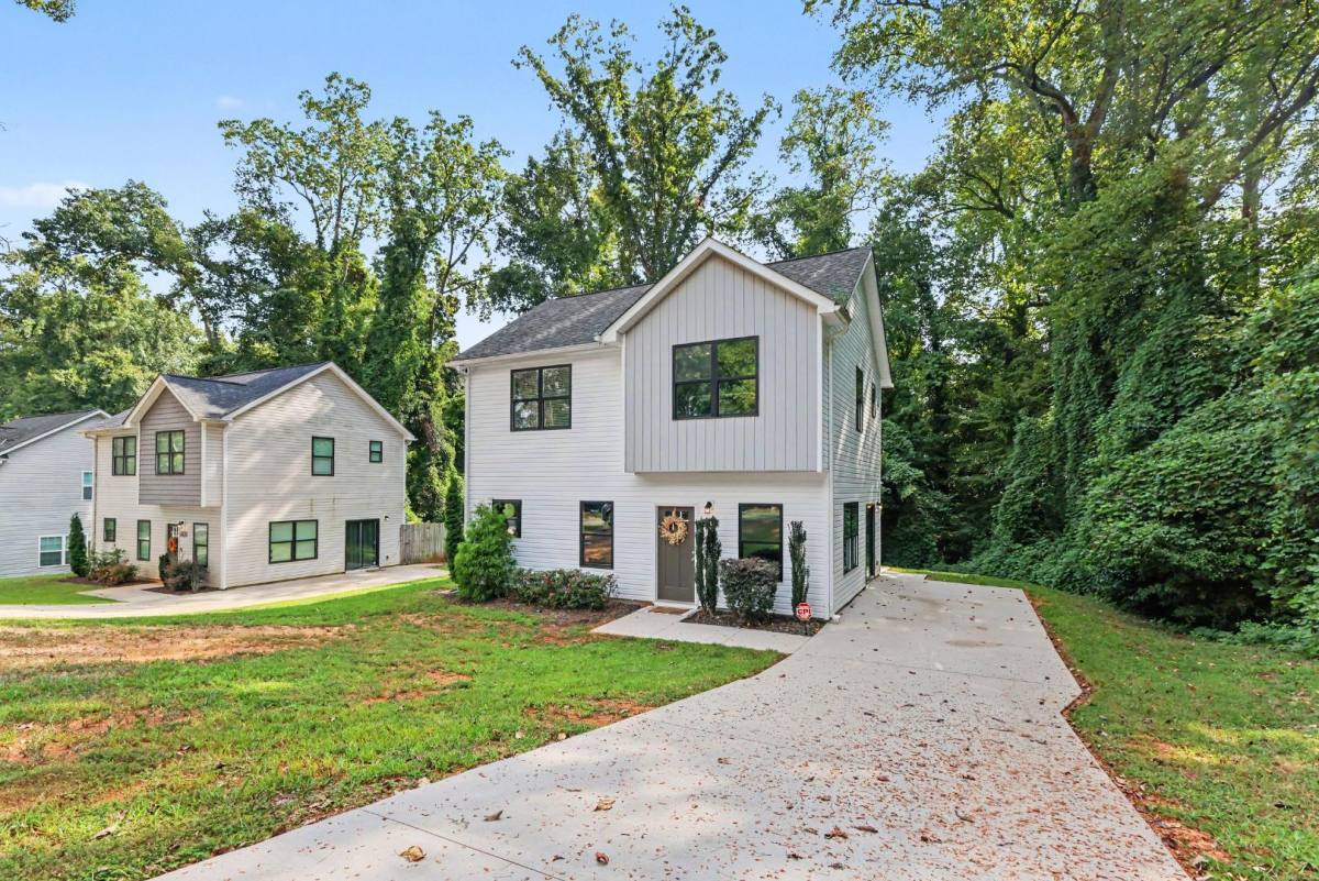 House for rent at 2908 Burgess Dr, Charlotte, NC 28208