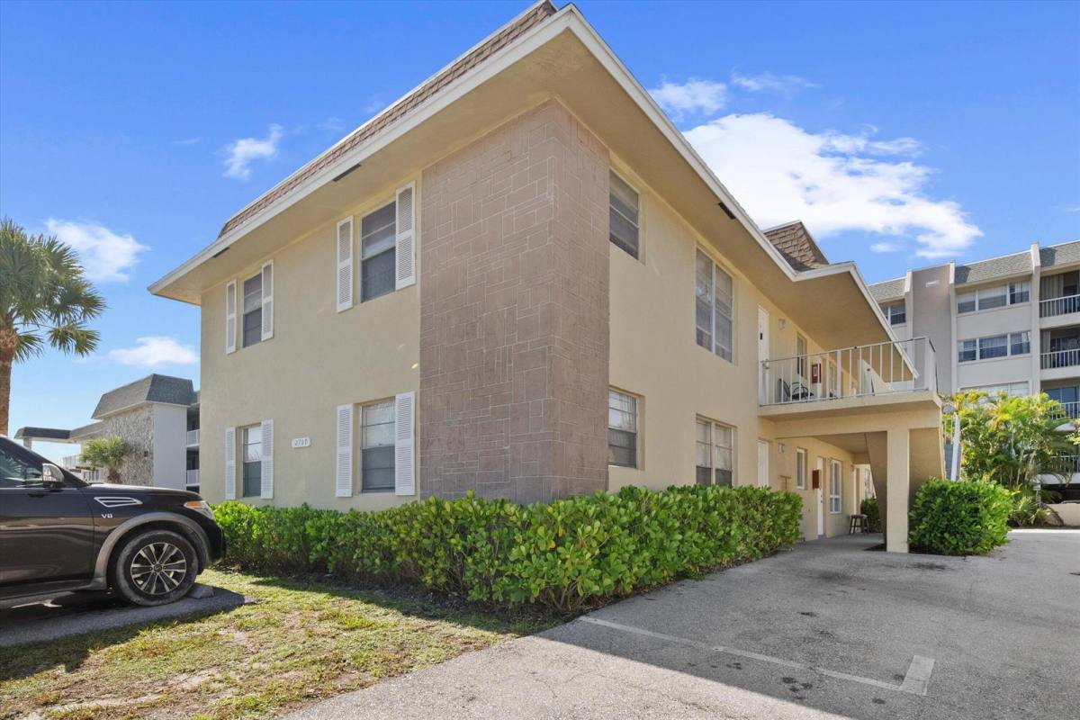 Apartment for rent at 2707 Vandiver Dr, West Palm Beach, FL 33409