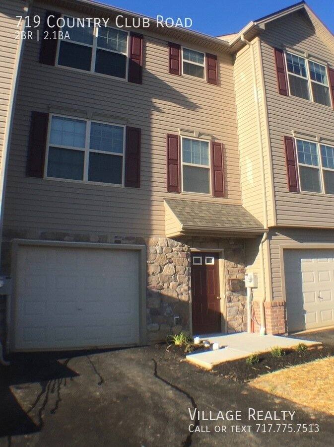 719 Country Club Rd, Red Lion, PA 17356 - Townhouse for Rent - Image 2