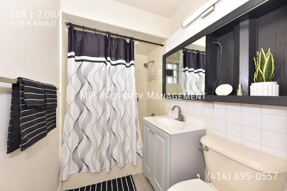 8935 N Navajo Rd, Milwaukee, WI 53217 - House for Rent - Image 3