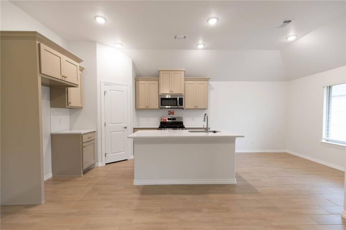 8708 Poppey Place, Yukon, OK 73099 - House for Rent - Image 3