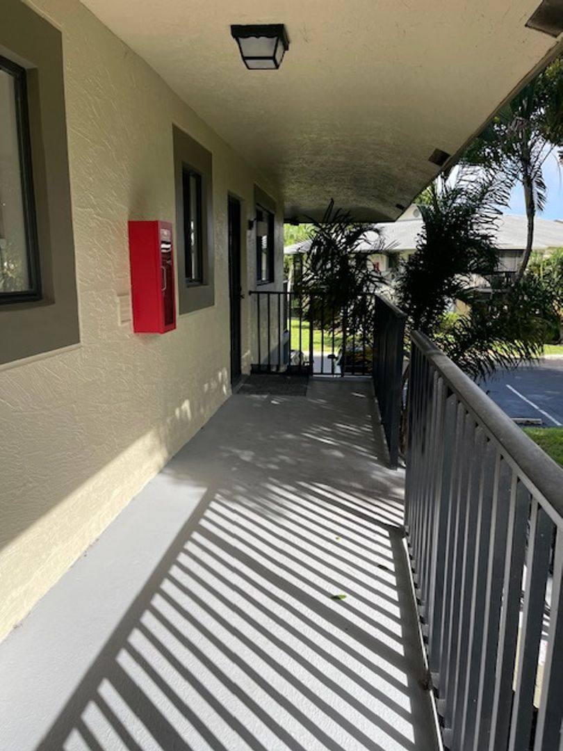 588 Trace Circle #202, Deerfield Beach, FL 33441 - Apartment for Rent - Image 2