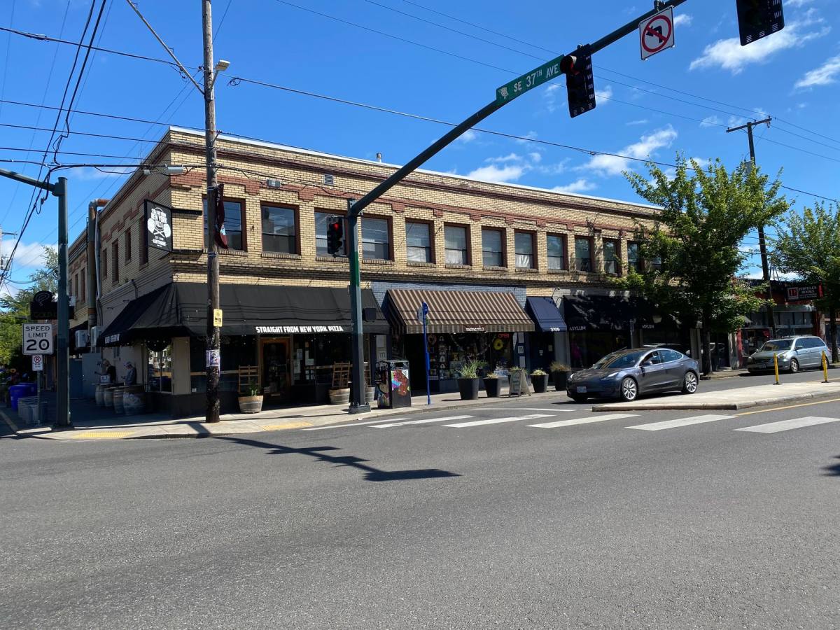 Hawthorne Mercantile, 3701 SE Hawthorne Blvd, Portland, OR 97214 - Apartment for Rent - Image 2