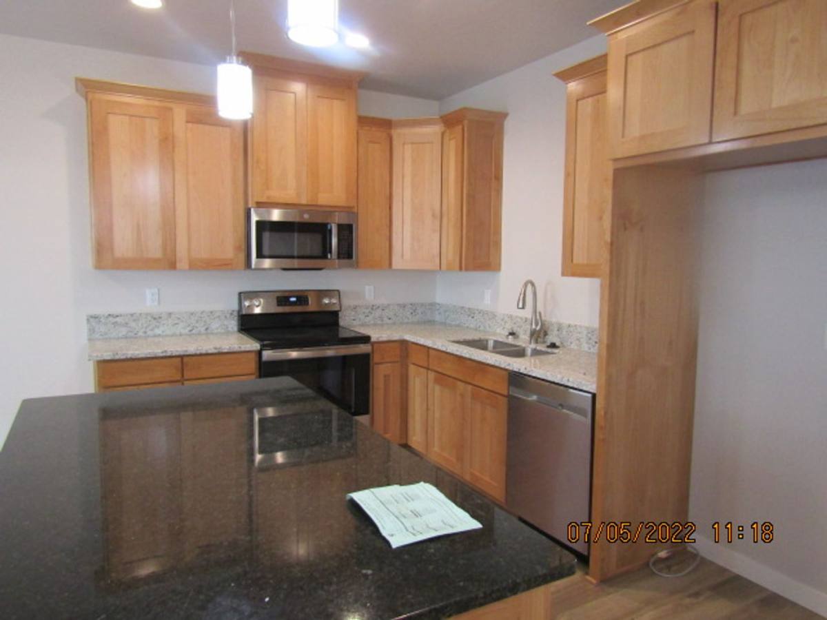 324 Everett Way, Talent, OR 97540 - House for Rent - Image 2