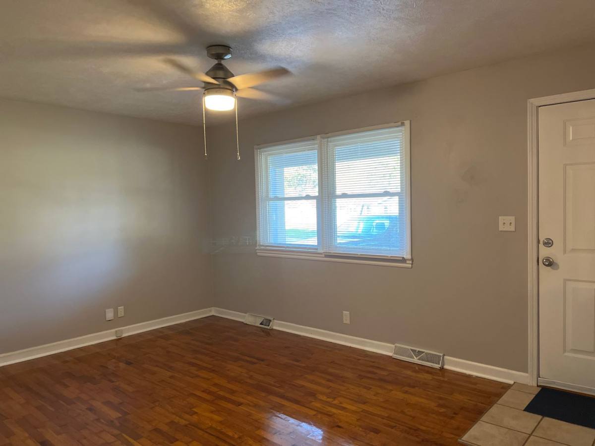 1323 S Estate Ave, Springfield, MO 65804 - House for Rent - Image 2