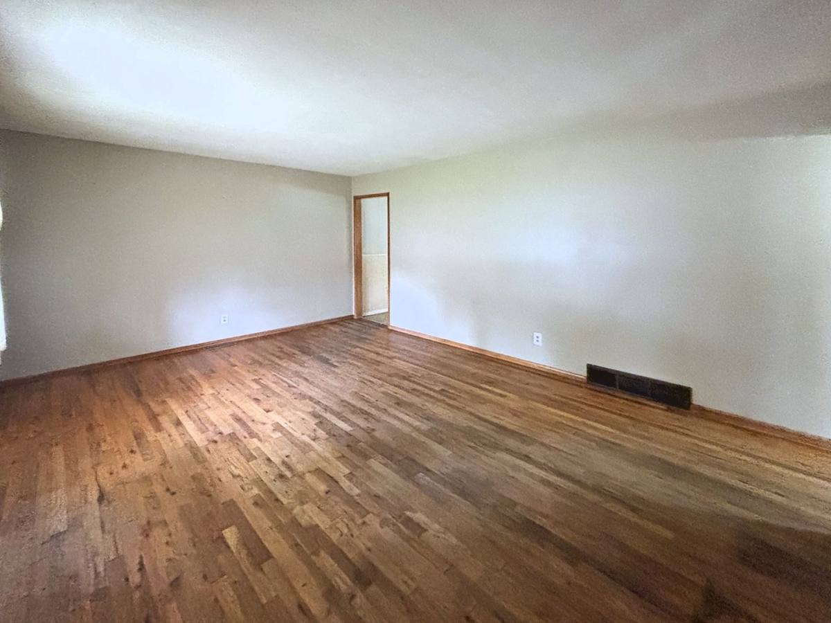 7215 S 71st Ave, La Vista, NE 68128 - House for Rent - Image 2