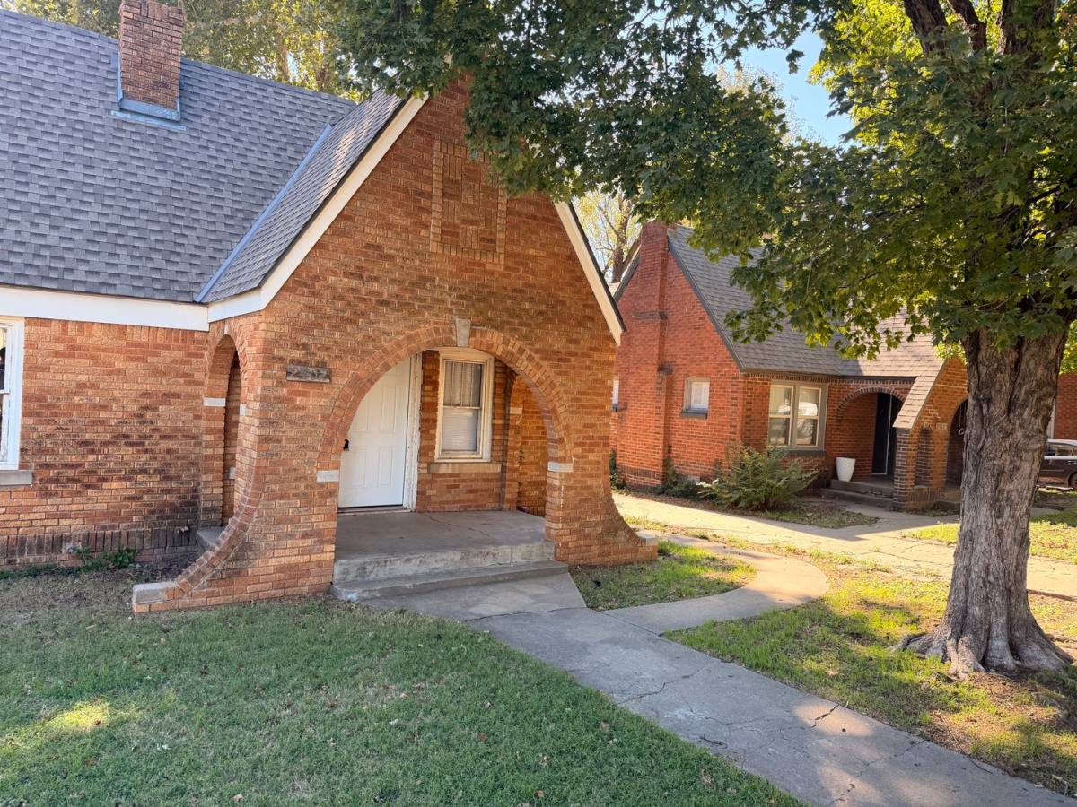 2402 NW 12th St, Oklahoma City, OK 73107 - House for Rent - Image 2