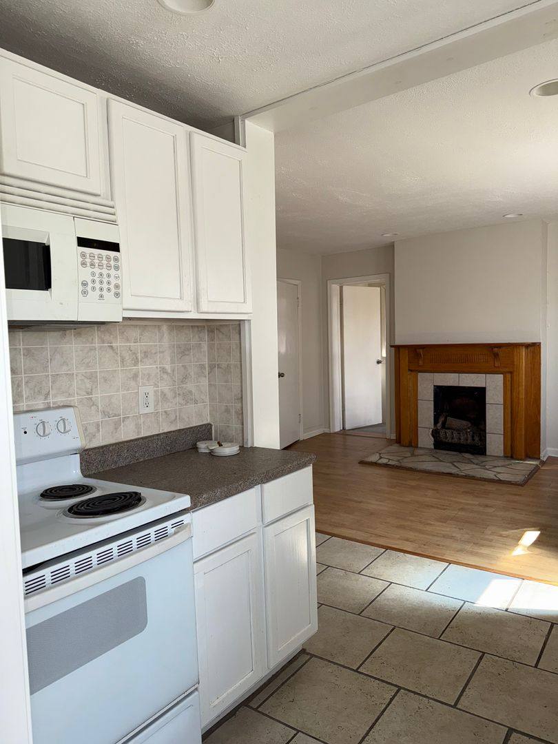 205 37th St, Omaha, NE 68131 - Apartment for Rent - Image 2