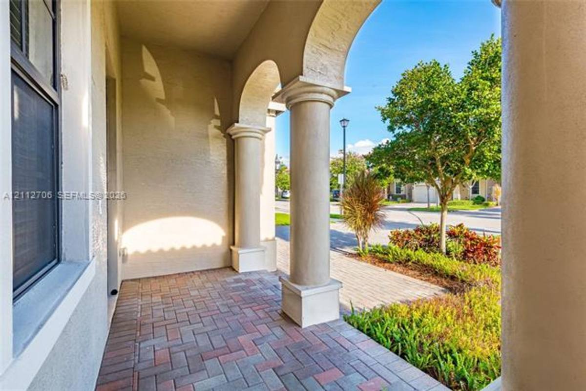 804 NE 191st St, Miami, FL 33179 - House for Rent - Image 7