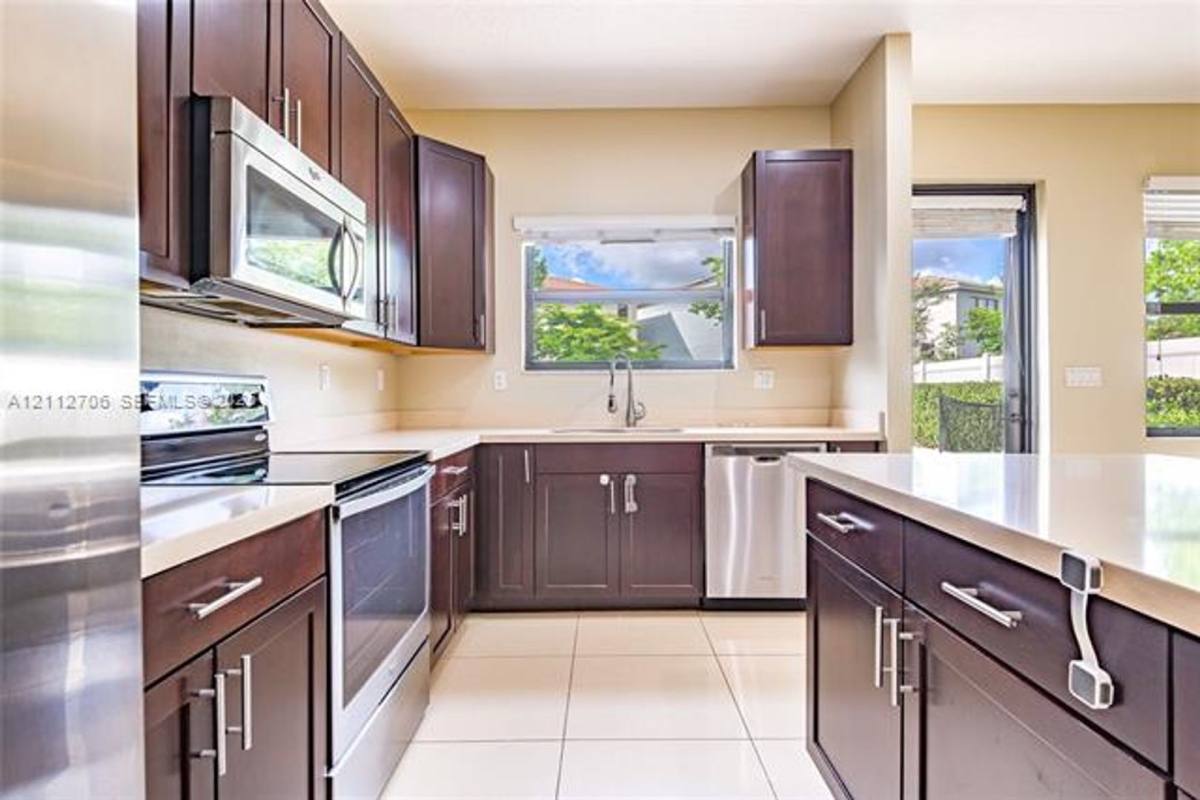 804 NE 191st St, Miami, FL 33179 - House for Rent - Image 1