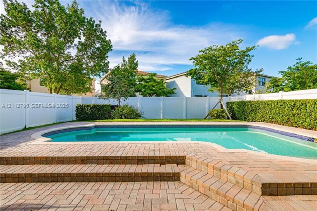 804 NE 191st St, Miami, FL 33179 - House for Rent - Image 8