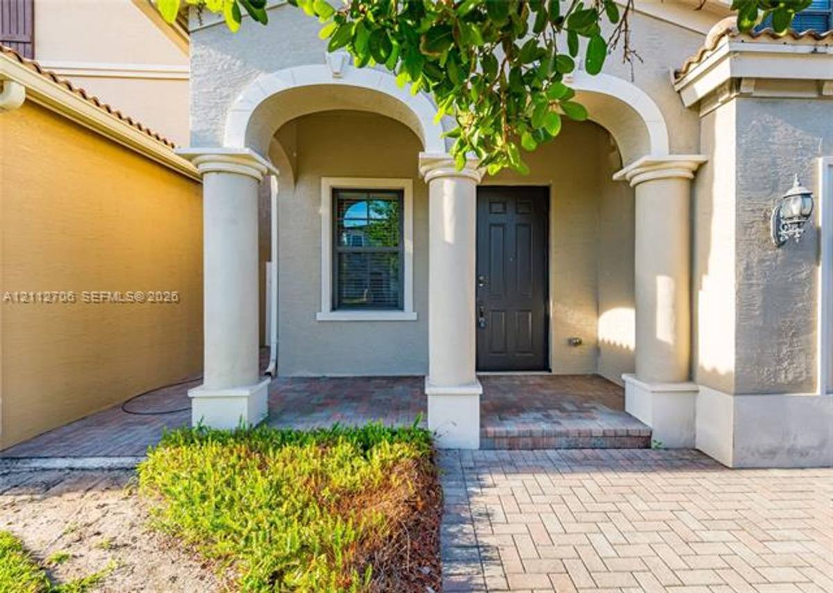 804 NE 191st St, Miami, FL 33179 - House for Rent - Image 5