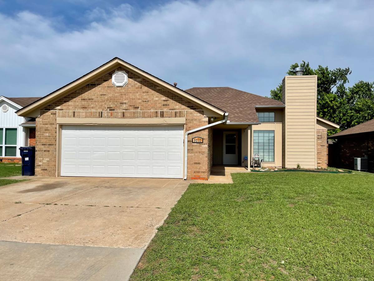 9212 Buttonfield Ave, Moore, OK 73160 - House for Rent - Image 1